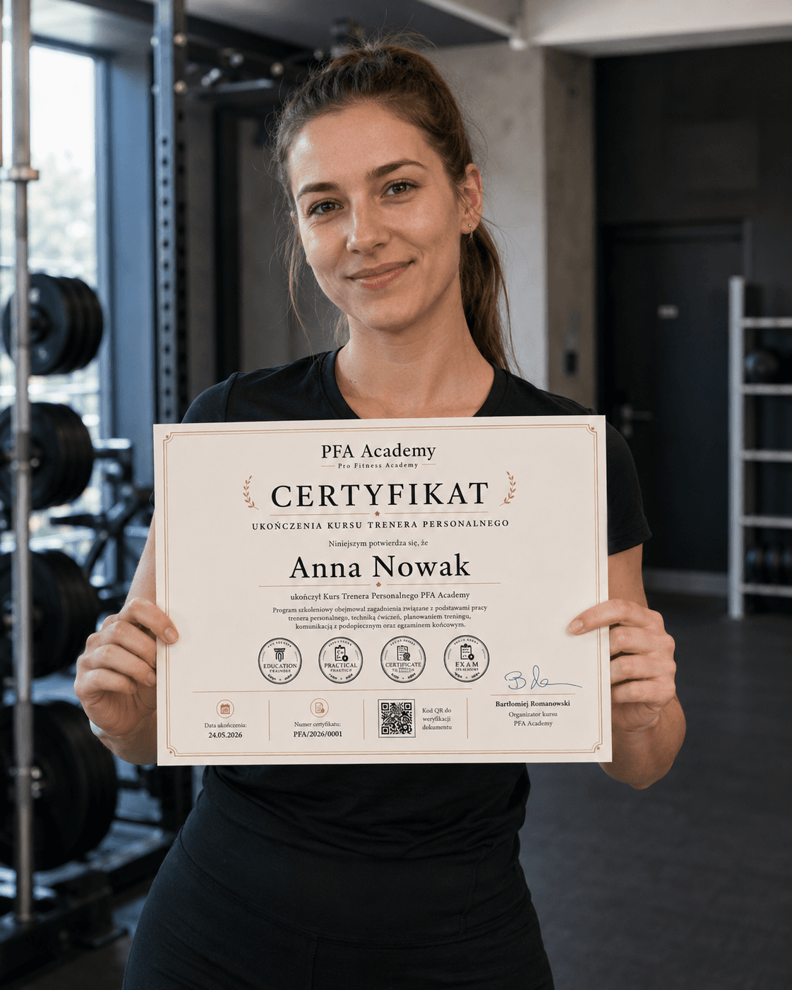 Absolwentka PFA Academy trzymająca polski certyfikat ukończenia kursu